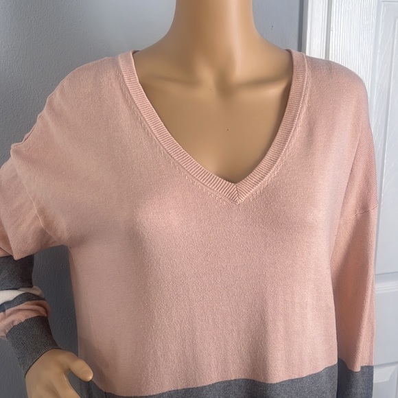 Vince Camuto Oversized Dusty Rose Shark Hem Long Sleeve Tunic Varsity Sweater - Picture 2 of 8